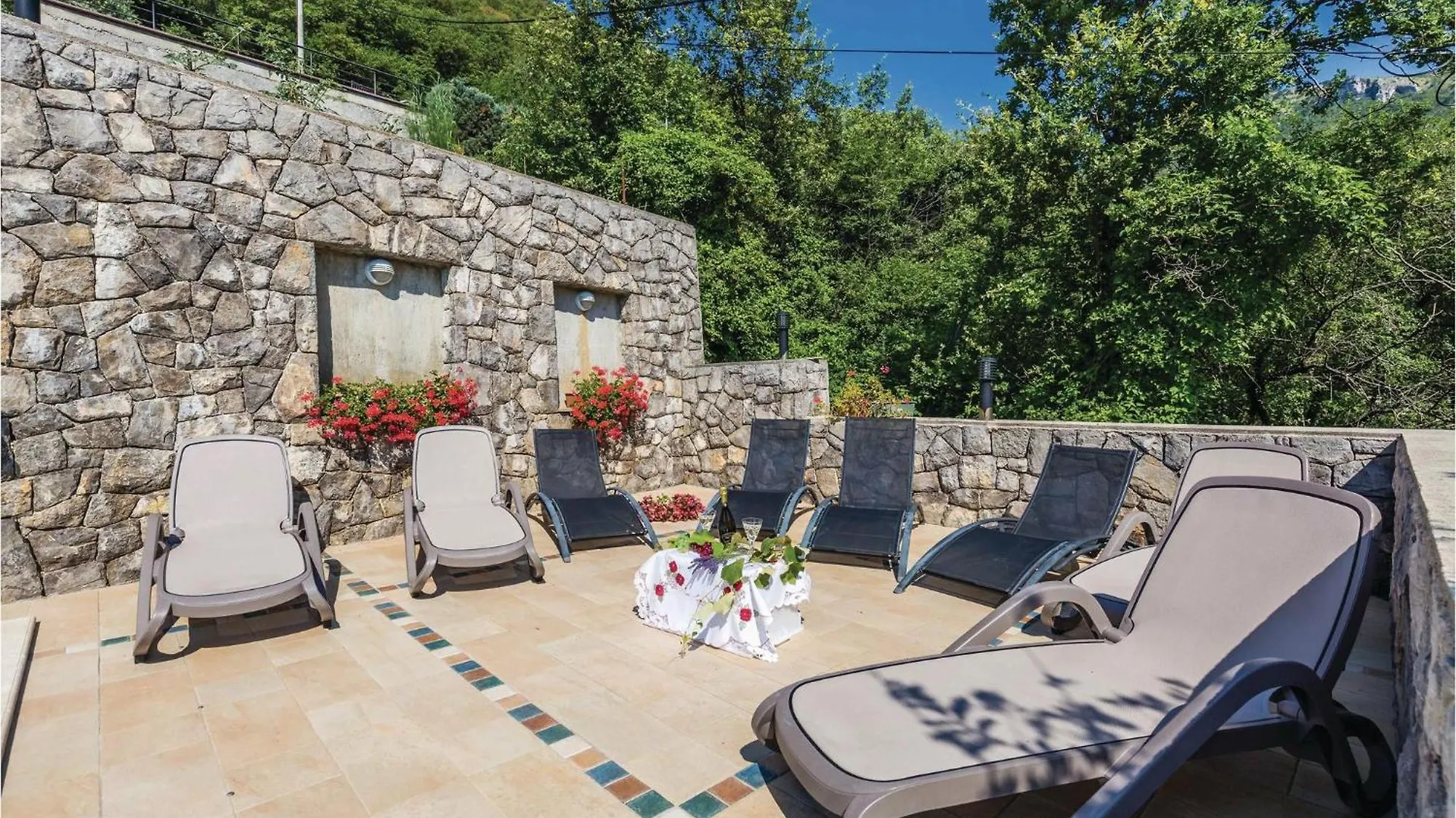 1 Bedroom Beautiful Apartment In Moscenicka Draga